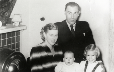 109107 Portret van het gezin H. van de Weert, Rietstraat 42 te Utrecht.